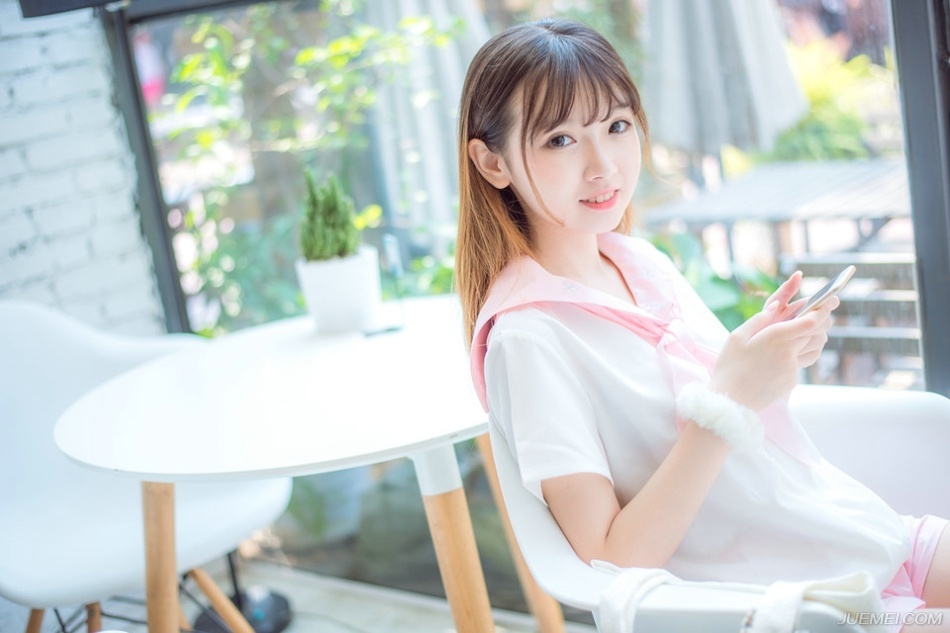 “如果夫君不小气的话，姐姐就真该担忧你的将来了。”大乔苦笑道，如果吕布真的一点反应都没有，那就证明，小乔在吕布眼里，依旧是个玩物，现在整个乔家都迁来了长安，仰吕布鼻息生存，如果他们姐妹失宠了，那对乔家来说，就是一个巨大的打击，就算吕布不去对付乔家，也不会再关照，那些嗅觉敏锐的政客们绝对不会放过这个打击乔家的机会。
